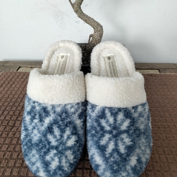 Women's "Northwest Territory" Hard-Soled Slippers. Size 6. Excellent Condition. - Picture 6 of 8